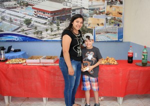 Comerciária e seu filho no café de Bragança